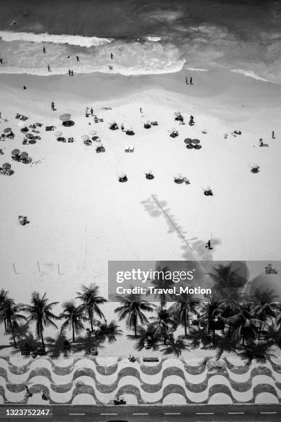 aerial view of copacabana beach, rio de janeiro - 科帕卡巴納海灘 個照片及圖片檔