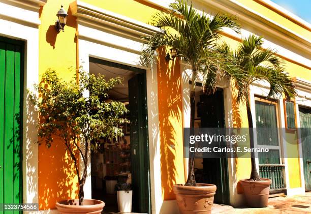 open doors restaurant in puerto rico - puerto rican culture foto e immagini stock