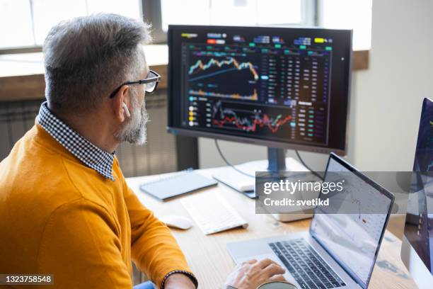 mature businessman trading with cryptocurrency - cryptocurrency market stockfoto's en -beelden