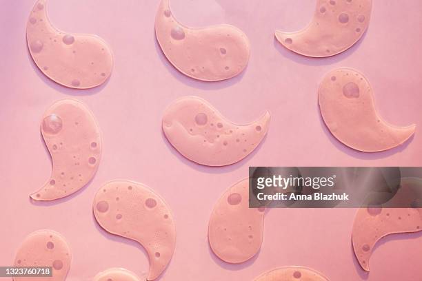 pattern of eye patches over pink background. hydrogel cosmetic eye patch. flat lay, top view. - eye patch stockfoto's en -beelden