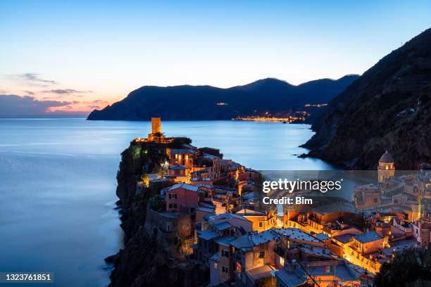 vernazza al anochecer, provinz la spezia - vernazza fotografías e imágenes de stock