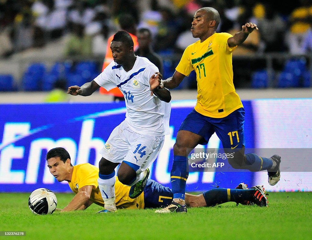 Gabon's Levy Madinda (C) and Brazil's El