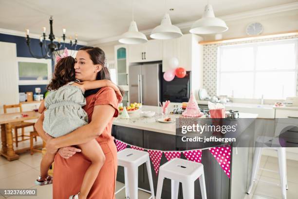 scatto della bambina che festeggia il suo compleanno a casa con la madre - sad birthday foto e immagini stock