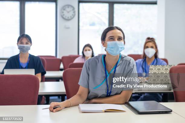 los rostros futuros de nuestra industria médica - nurse with mask fotografías e imágenes de stock