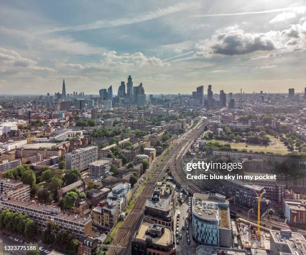 a high angle view of london from bethnal green park,  looking west towards the city - bethnal green fotografías e imágenes de stock