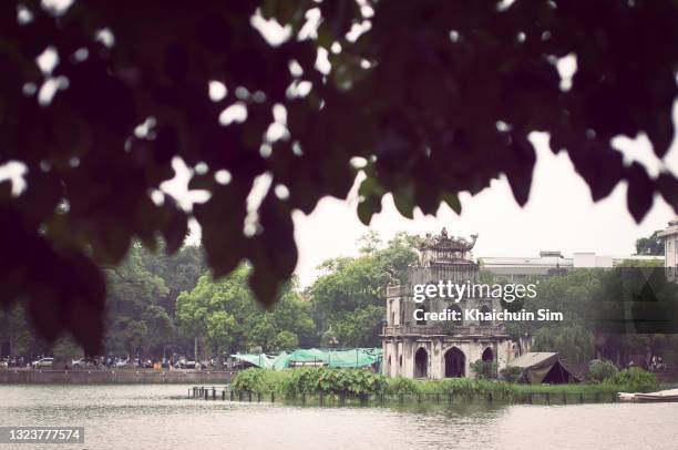 turtle tower, in the middle of hoan kiem lake (sword lake), hanoi - hoan kiem lake photos et images de collection