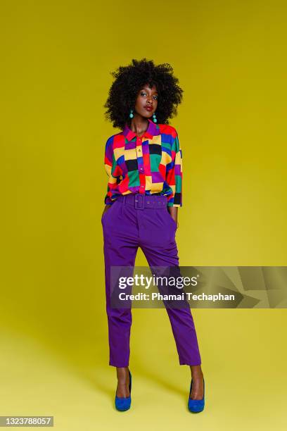 fashionable woman in colorful shirt - paarse schoen stockfoto's en -beelden