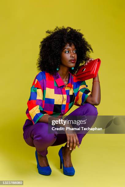 fashionable woman in colorful shirt - bunte handtasche stock-fotos und bilder