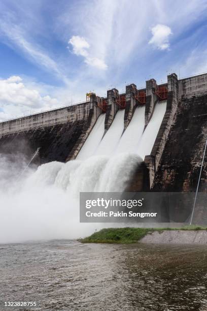 water flowing over floodgates of a dam at khun dan prakan chon, nakhon nayok - hydroelectric power station stock pictures, royalty-free photos & images