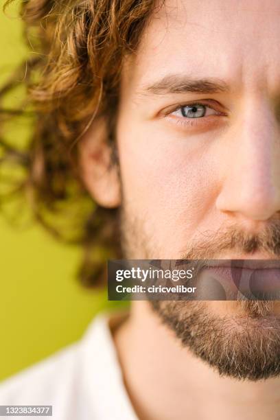 looking deep into man's blue eyes - inzoomen stockfoto's en -beelden