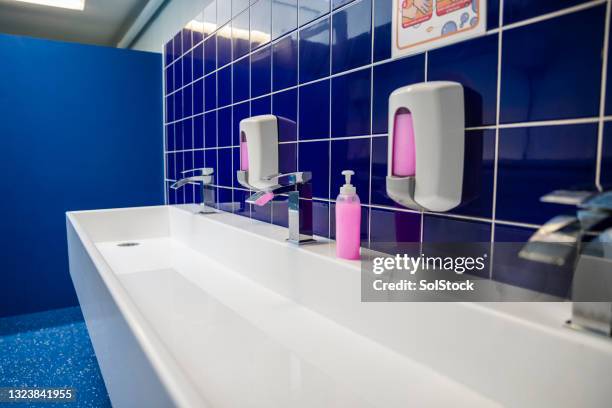 siguiendo los protocolos covid-19 - dispensador de jabón fotografías e imágenes de stock