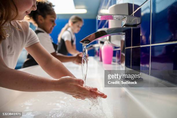 waschen unserer hände - kinder am wasser stock-fotos und bilder