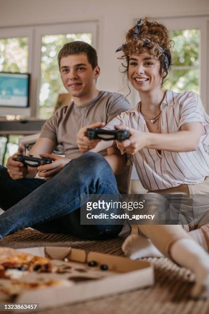 paar spielt videospiele - couple playful bedroom stock-fotos und bilder