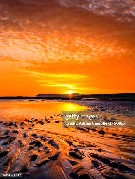 scenic view of beach against sky during sunset,hastings,united kingdom,uk - sud est de l'angleterre photos et images de collection