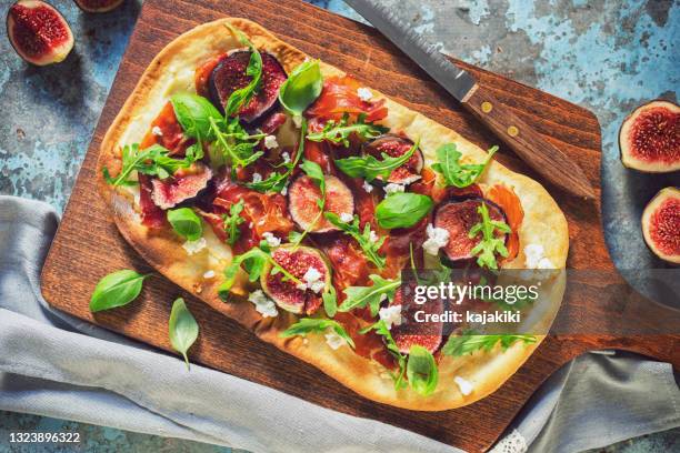 homemade pizza with figs, prosciutto, arugula and goat cheese - flatbread pizza stock pictures, royalty-free photos & images