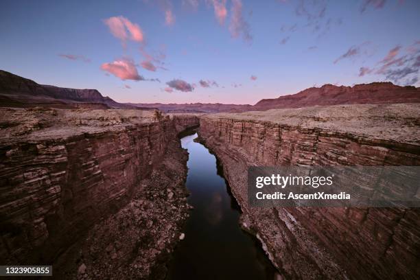 malerische aussicht auf den fluss, der bei sonnenaufgang durch die schlucht läuft - with canon stock-fotos und bilder