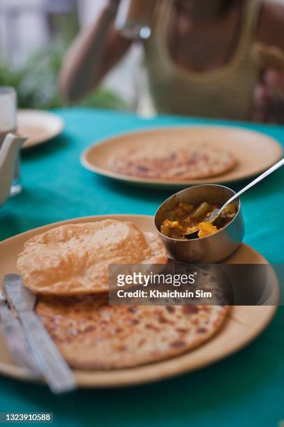 plain paratha indian bread chapati naan roti canai indian pakistan bangladesh food - indian food - fotografias e filmes do acervo