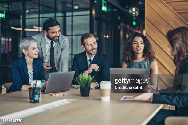 gestione aziendale in riunione - business meeting foto e immagini stock