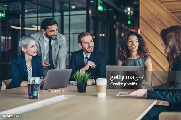 company management on a meeting - mesa de reunião imagens e fotografias de stock