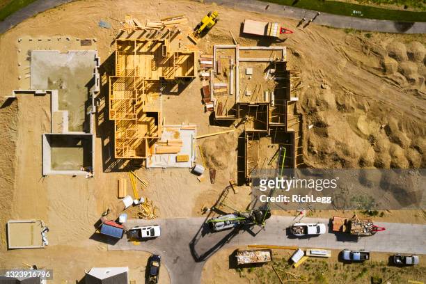 vue aérienne d’un chantier de construction - problème de logement photos et images de collection