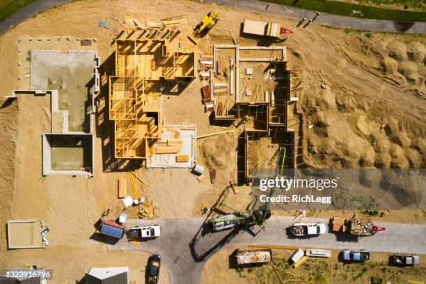 aerial view of a construction site - construction equipment stockfoto's en -beelden