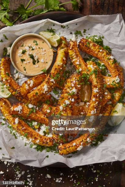 le famose costolette di mais fritte ad aria - bbq corn foto e immagini stock