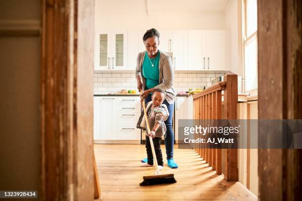 madre e hija limpiando piso juntas - barre fotografías e imágenes de stock