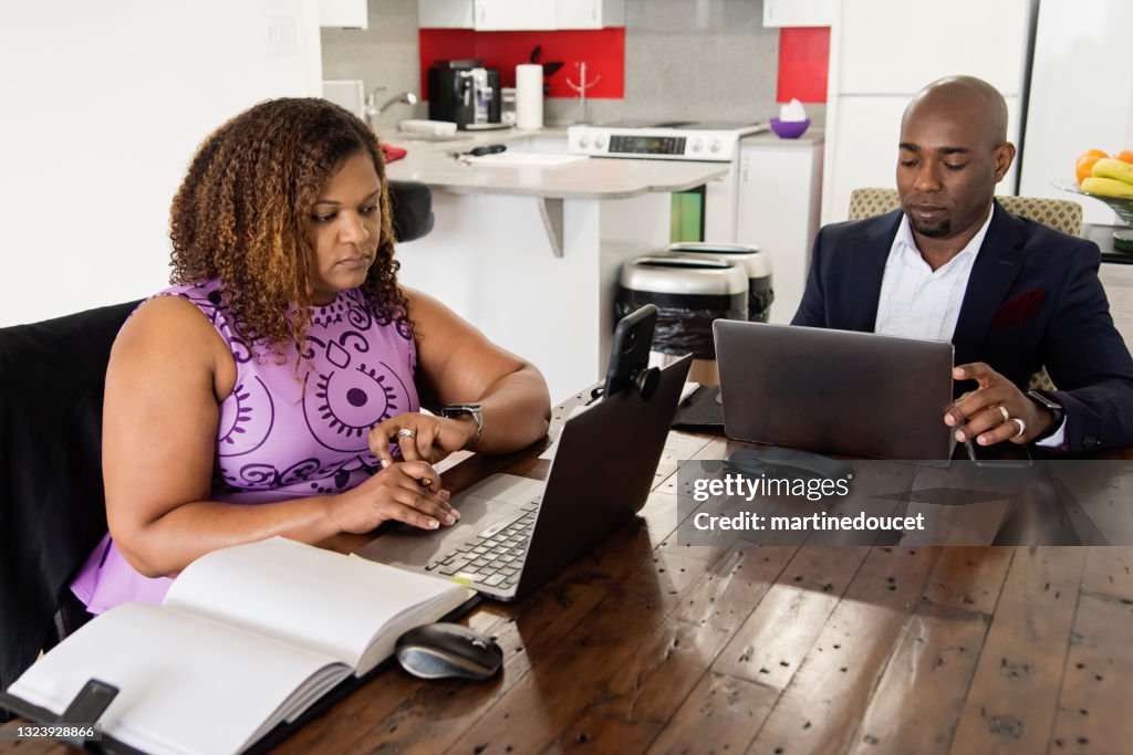 Reife afroamerikanische Paar arbeiten von zu Hause aus.