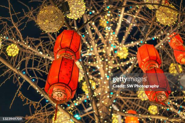 chinese lantern show in the city center of chengdu city, china - festival delle lanterne cinesi foto e immagini stock