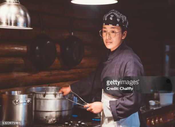 asiatische köche arbeiten in restaurant küche - young chefs cooking stock-fotos und bilder