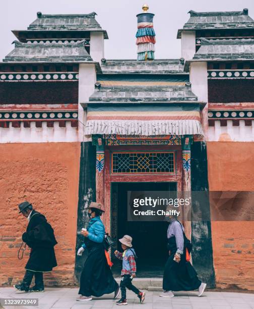 tibetan buddhists at labrang monastery - srinagar daily life stock pictures, royalty-free photos & images