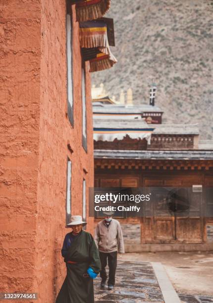 lama monks at labrang monastery - srinagar daily life stock pictures, royalty-free photos & images