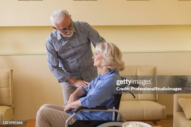 la mujer discapacitada está disfrutando del tiempo con su marido mientras está en casa. - disabled sign fotografías e imágenes de stock