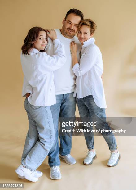 beautiful happy caucasian family with teenage girl 14-16 years old together - 40 44 years woman caucasian stockfoto's en -beelden