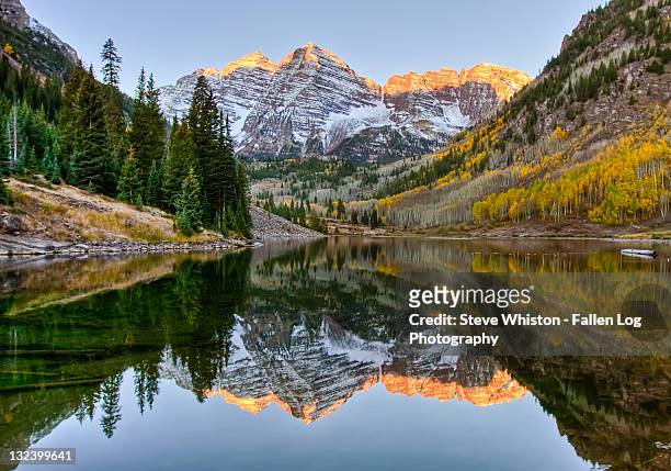 mountain sunrise reflected on lake - aspen trees stock-fotos und bilder