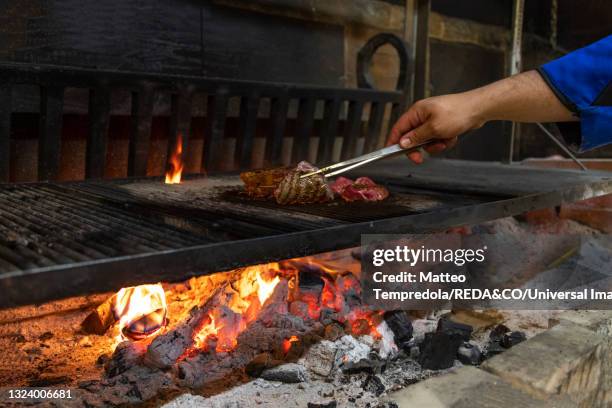 carne alla griglia - alla griglia stock-fotos und bilder