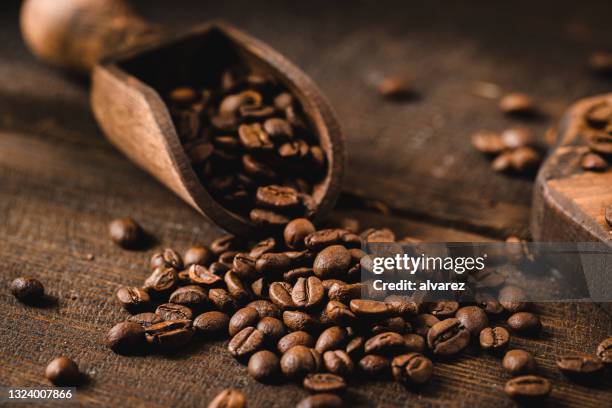 granos de café con cucharada de madera - cafe fotografías e imágenes de stock