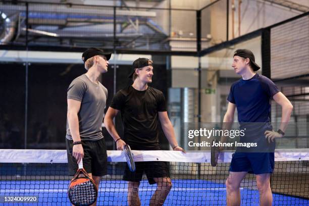 men talking at indoor padel court - paddle tennis photos et images de collection