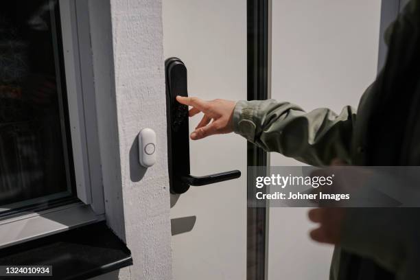 woman using keyless door lock - door bell 個照片及圖片檔