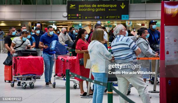 Push In Queue Photos and Premium High Res Pictures - Getty Images
