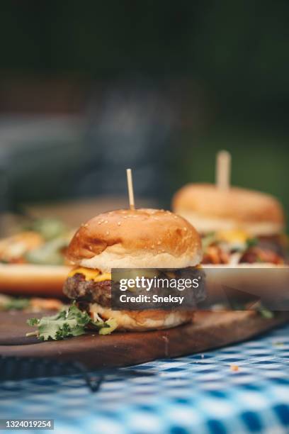 des hamburgers et des hot-dogs sont servis. - burger on grill photos et images de collection