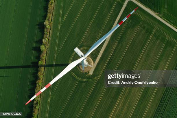 aerial view of wind turbine - turbina a vento - fotografias e filmes do acervo