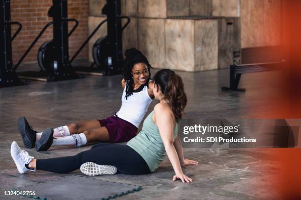 fröhliche freundinnen kühlen sich nach dem training ab - manschette stock-fotos und bilder