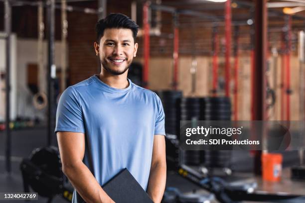 proprietario di una palestra fiduciosa - allenatore foto e immagini stock