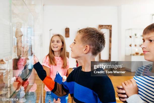 young kids enjoying museum displays while on field trip - children's museum stock pictures, royalty-free photos & images