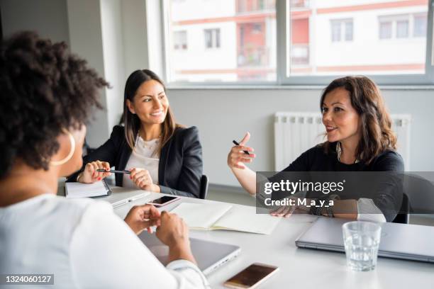 Three People Interview Program User Interview Group Photos and Premium High Res Pictures - Getty Images