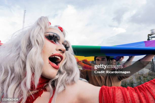 a drag queen sorri enquanto curte seu dia celebrando o orgulho gay com todos os seus amigos. - black transvestite - fotografias e filmes do acervo