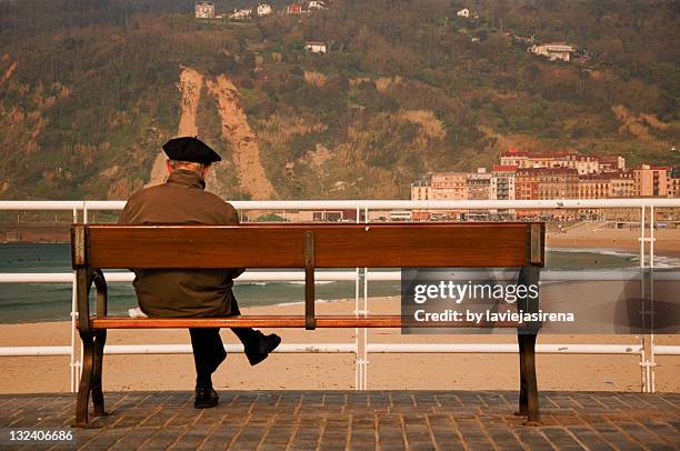 man sitting on bench - beret 個照片及圖片檔