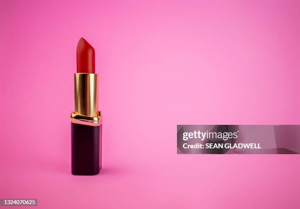 lipstick on pink - lipstick fotografías e imágenes de stock