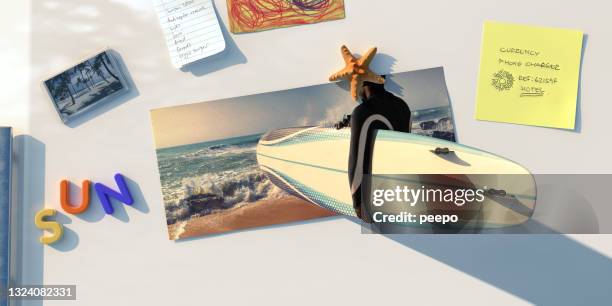 surreale szene von urlaub erinnerung, kühlschrank magnete und surfbrett gehen in postkarte - magnet stock-fotos und bilder